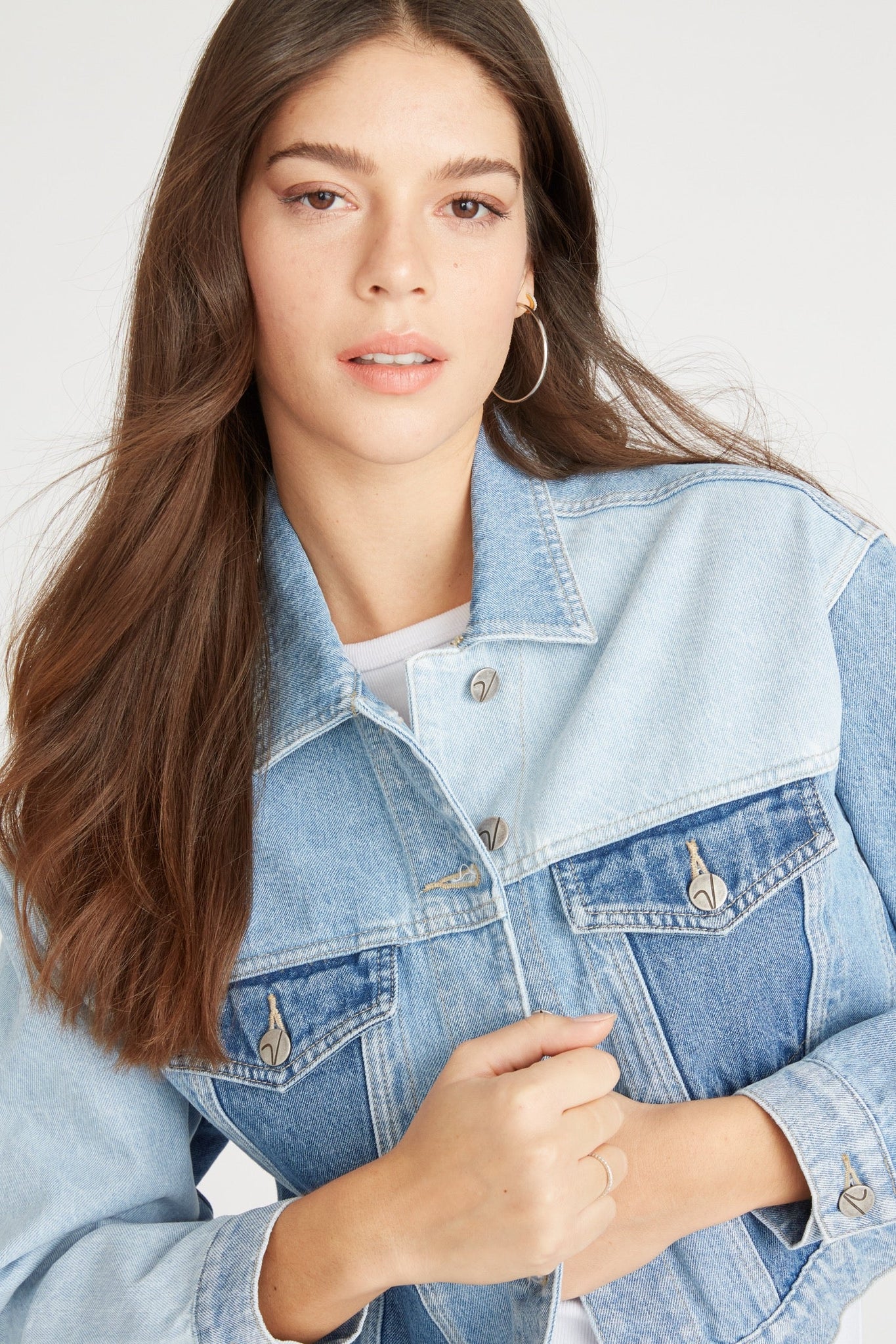 Load image into Gallery viewer, COLOR BLOCKED CROPPED DENIM JACKET
